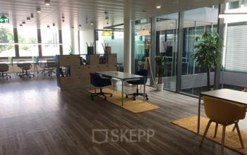 Modern office space rental at Richtistrasse 7, Zürich East, featuring a well-lit open floor plan with stylish furniture and glass partitions.